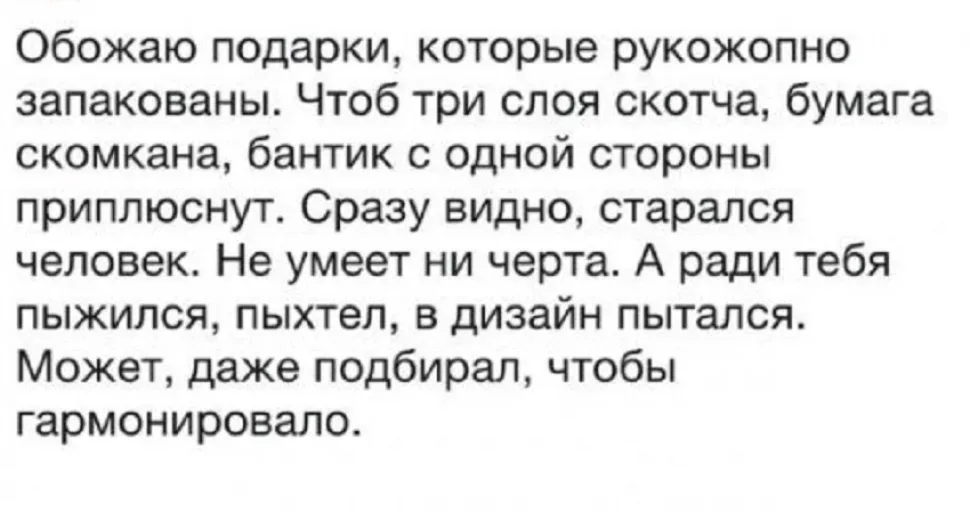 Собака и кошка в новогодних колпаках за столом с угощениями