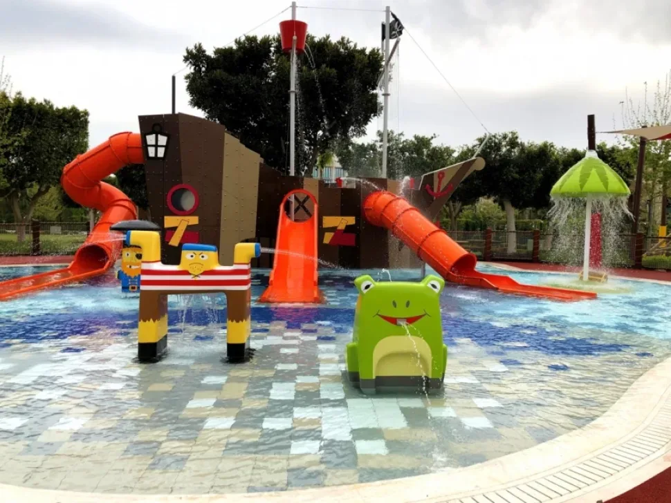 Футбольное поле Park Kidz с воротами и зелёной травой