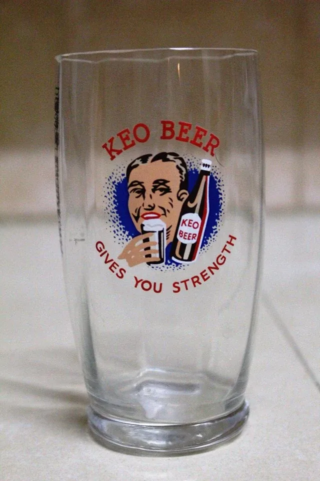 Ретро пивной бокал с иллюстрацией и слоганом KEO BEER Gives You Strength