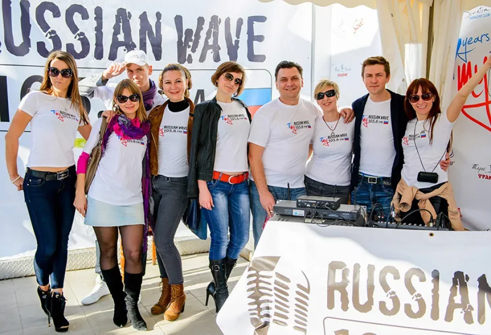 Команда радиостанции Russian Wave в фирменных футболках у промо-стенда