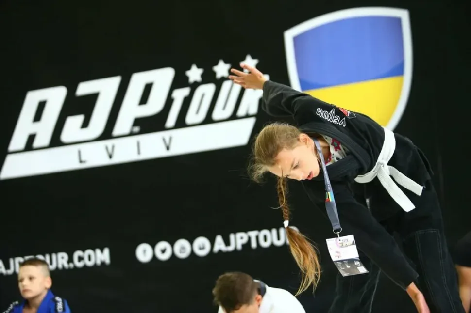 Судьи и организаторы турнира AJP tour выстроены на фоне сцены