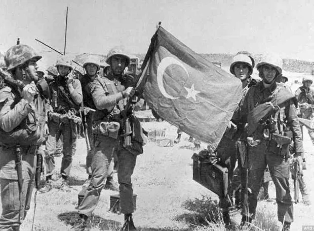Турецкие солдаты с флагом Турции, архивный военный снимок 1974 года Турецкие солдаты с флагом Турции, архивный военный снимок 1974 года