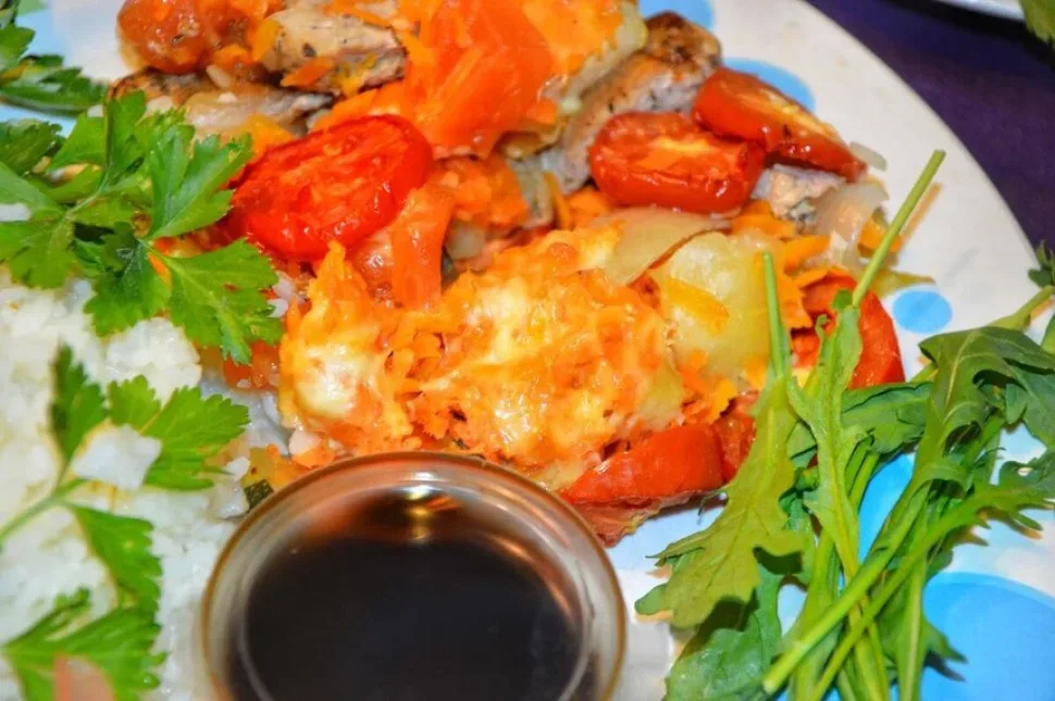 Тарелка с гарниром и соусом, подача основного блюда