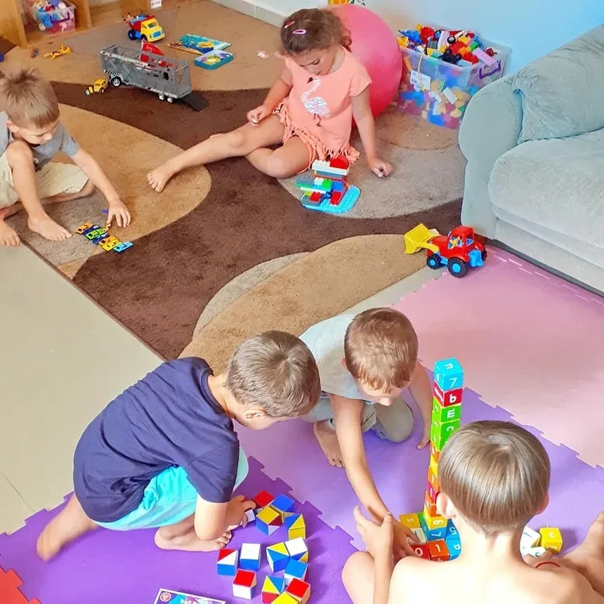 Маленькая девочка занимается развивающим заданием в Evrika Kids Club Маленькая девочка занимается развивающим заданием в Evrika Kids Club