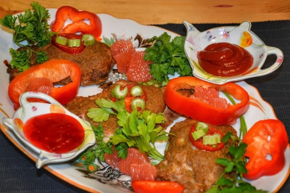 Кусочки нежной курицы с маринадом и гарниром из грейпфрута