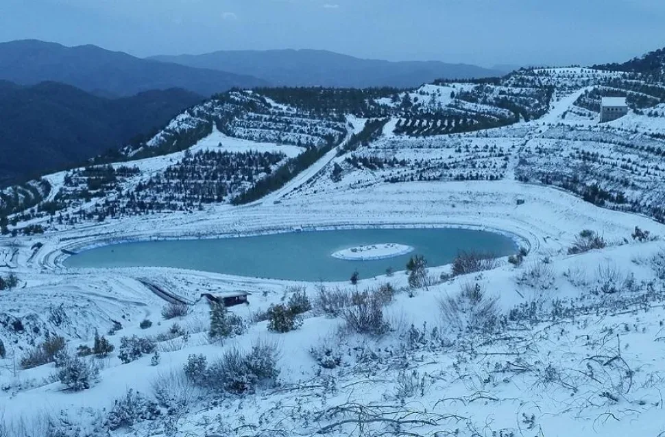 Заснеженные террасы и водоём в горах Амиандос, фото George Karakasian