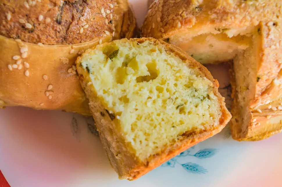 Крупный план выпеченной флауны с золотистой кунжутной корочкой Крупный план выпеченной флауны с золотистой кунжутной корочкой