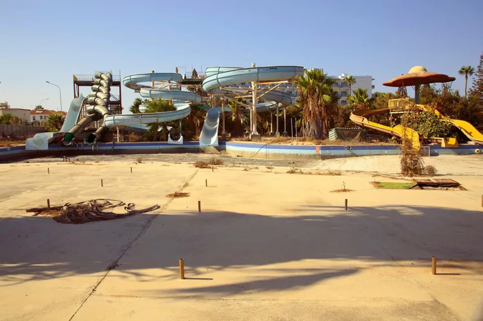 Заброшенные горки и водный гриб аквапарка Fun Park Waterpark Заброшенные горки и водный гриб аквапарка Fun Park Waterpark