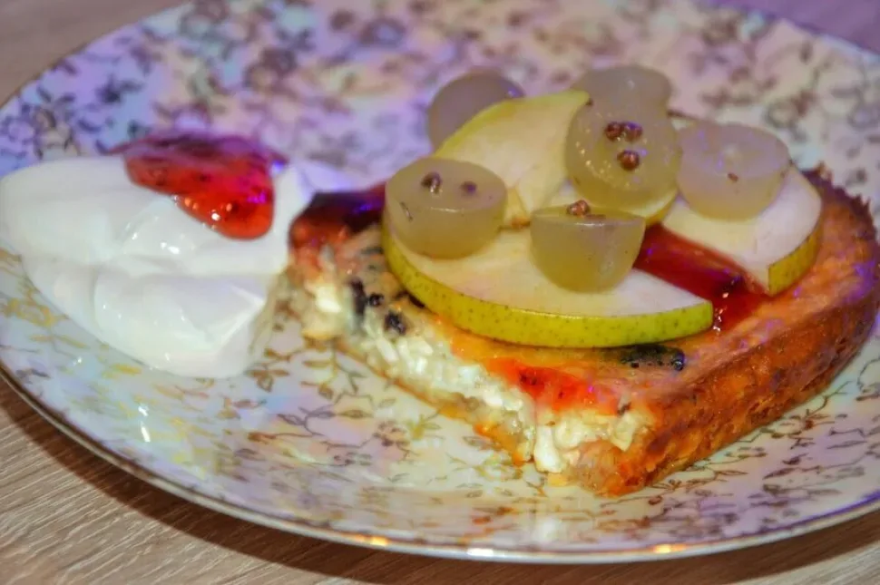 Готовая запеканка украшенная грушевыми кружочками и клубничным джемом