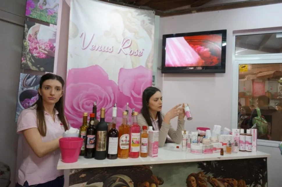 Бутылочки розового уксуса и другой продукции с ценниками на полке