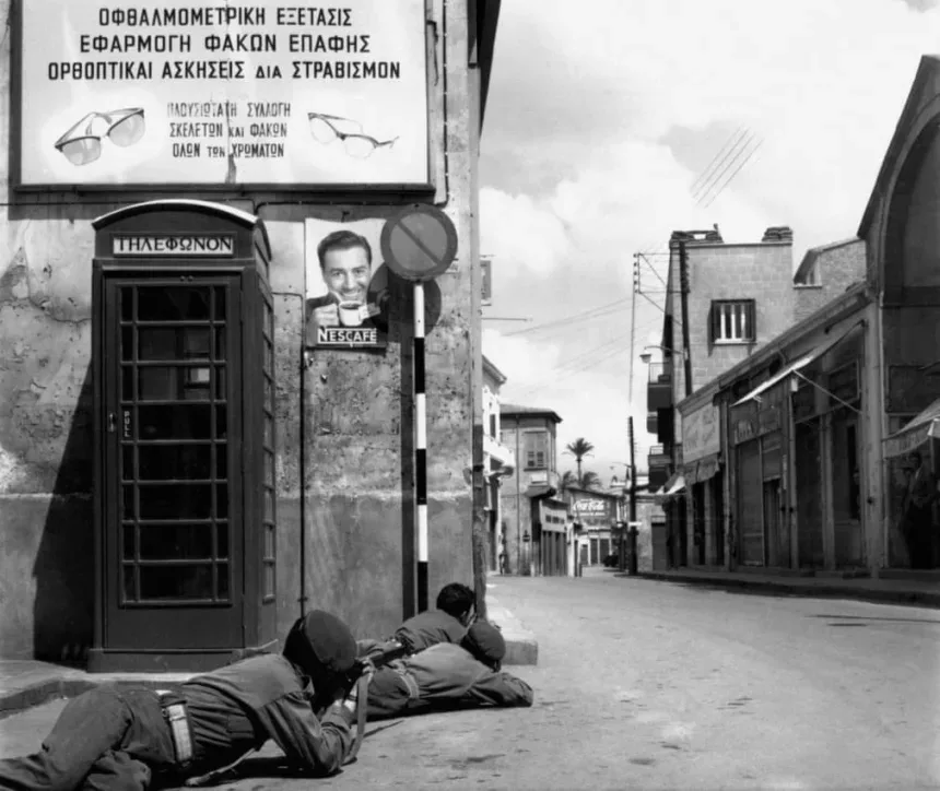 Уличная сцена в Никосии весна 1963 года с английской телефонной будкой Уличная сцена в Никосии весна 1963 года с английской телефонной будкой