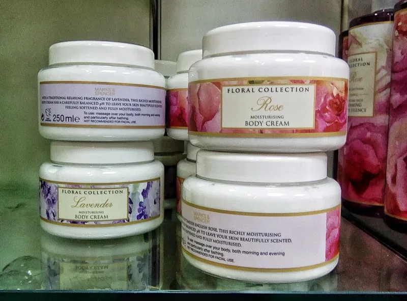 Баночки крема Floral Collection с надписями Rose и Lavender на полке магазина Баночки крема Floral Collection с надписями Rose и Lavender на полке магазина