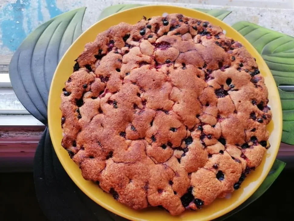 Целый ягодный пирог с золотистой хрустящей корочкой сверху