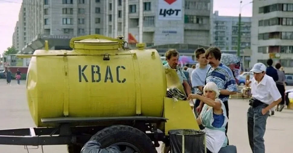 Жёлтый бидон с надписью КВАС и очередь разморенных горожан
