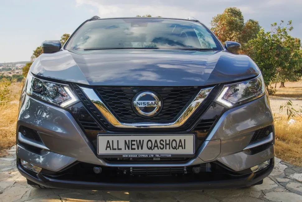 Фронтальная часть Qashqai с фирменной решёткой и надписью ALL NEW QASHQAI Фронтальная часть Qashqai с фирменной решёткой и надписью ALL NEW QASHQAI