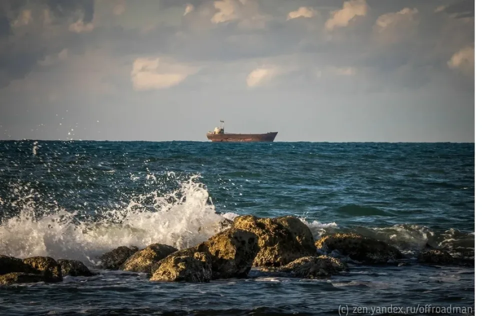 Дальний план заброшенного сухогруза Demetrios II у горизонта на морском фоне