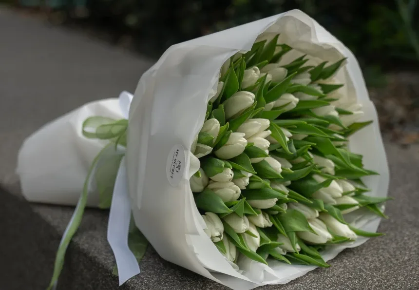 Белые тюльпаны в бумажной упаковке от My Secret Flowers