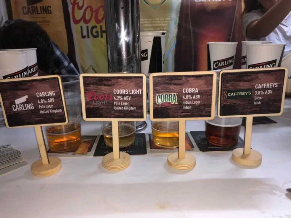 Бутылки сидра The Good Cider выстроены на прилавке фестивального стенда