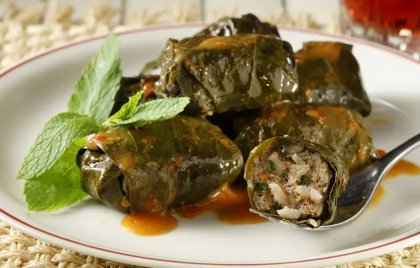 Кипрские купепья в виноградных листьях с кусочком начинённого рулетика
