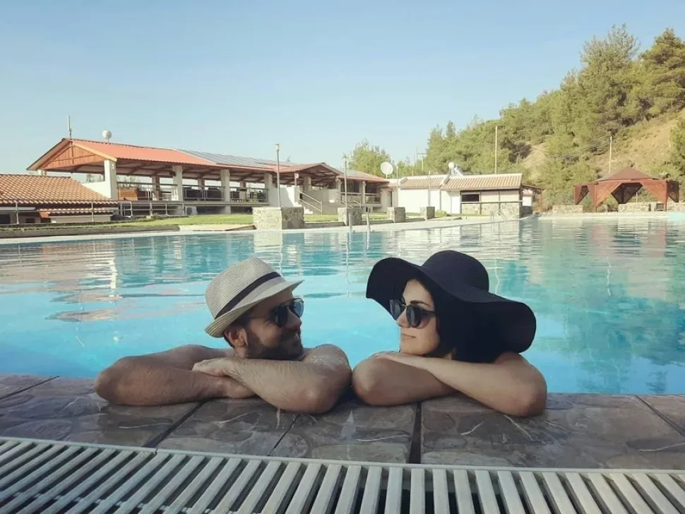 Семейная пара Gore Melian и Mariam у бассейна, участники трека Summer Vibe