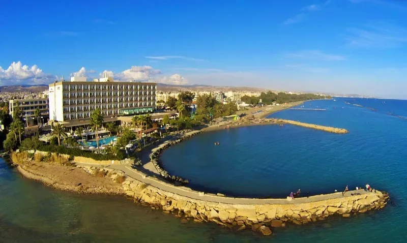 Современный вид отеля Crowne Plaza в Лимассоле на берегу моря