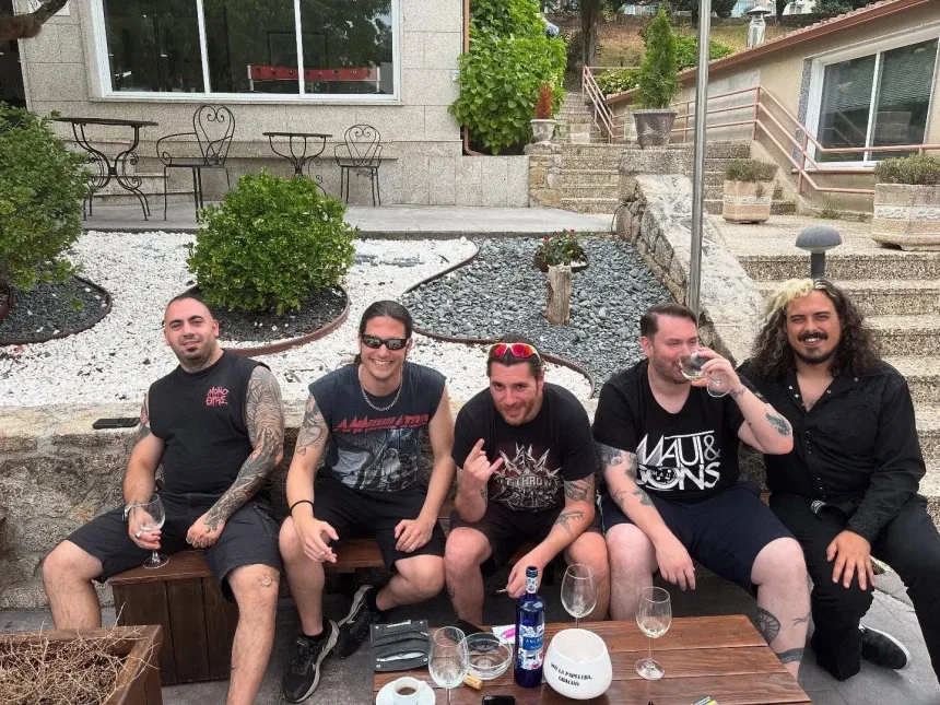Участники Suicidal Angels сидят на террасе и отдыхают во время тура