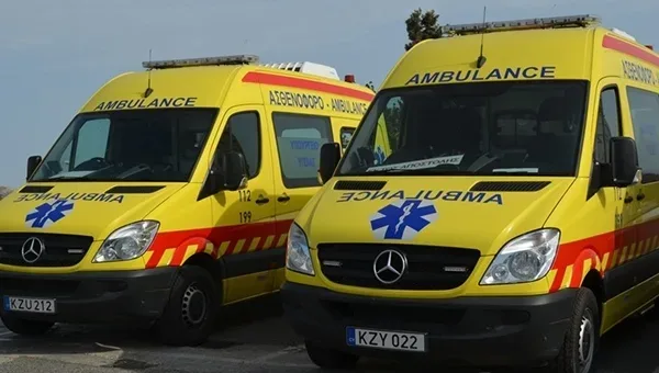 Две жёлтые кареты скорой помощи с надписью AMBULANCE на Кипре