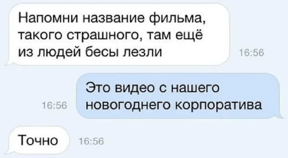 Дед Мороз идет по морскому пляжу с елкой и санками
