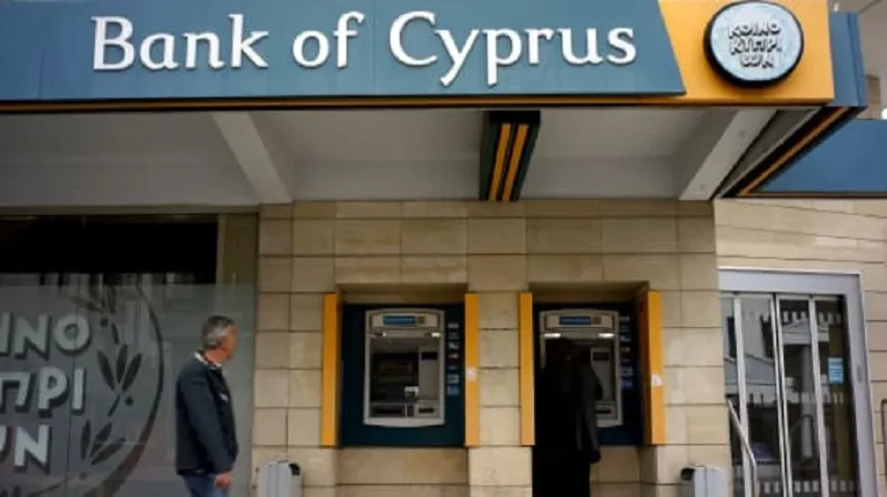 Фасад отделения Bank of Cyprus с банкоматами, иллюстрация переписи депозитов 2013 года Фасад отделения Bank of Cyprus с банкоматами, иллюстрация переписи депозитов 2013 года