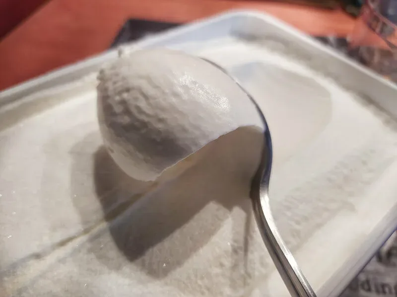 Беру мороженое ложкой