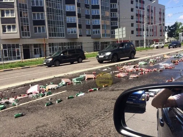 Придорожная полоса в Химках, усеянная разбитыми пивными бутылками