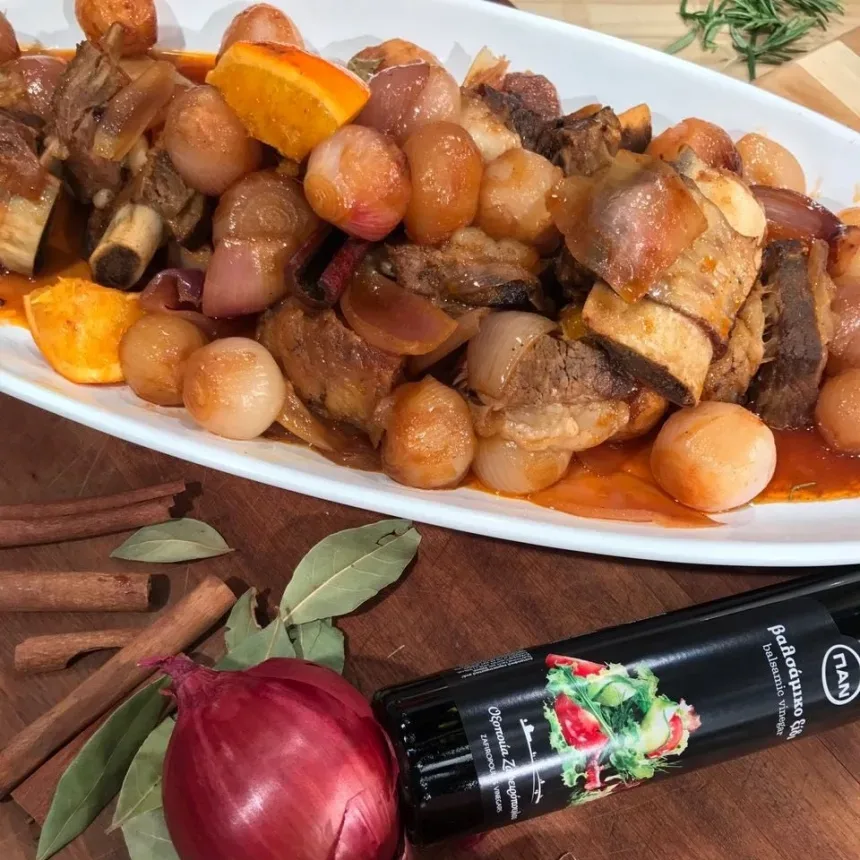 Стифадо, поданное с дольками апельсина и кусочками говядины