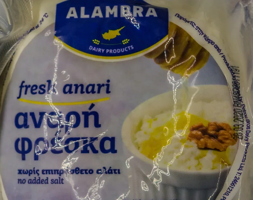 Крупный план белого свежего круга сыра Анари