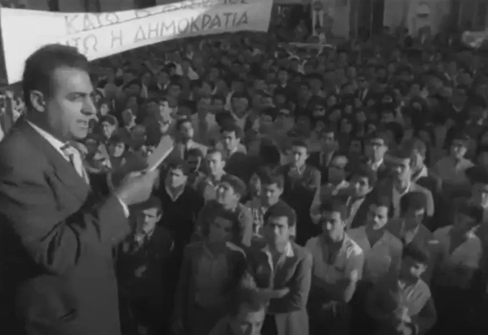 Митинг AKEL и левых сил в поддержку Фармакидиса с оратором и толпой Митинг AKEL и левых сил в поддержку Фармакидиса с оратором и толпой