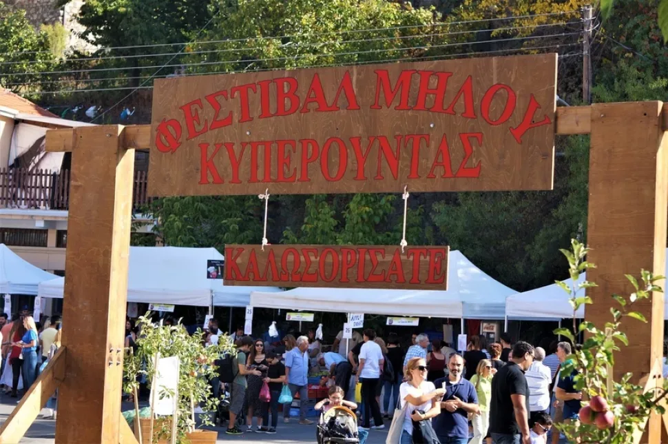 Регулировщик направляет движение и парк микроавтобусов у фестиваля