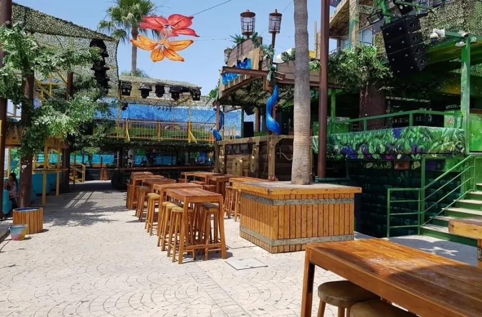 Кальян и коктейль у моря на шезлонге Guaba Beach Bar