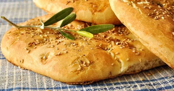 Вкусная хрустящая лагана – хлеб и календарь