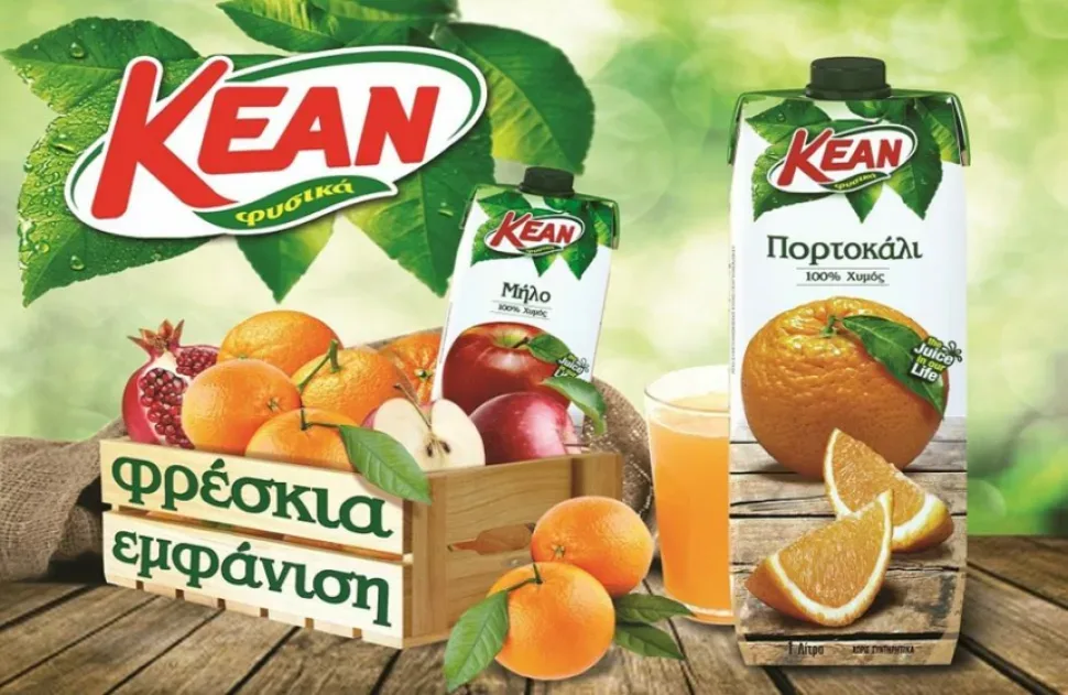 Грузовой автомобиль KEAN, загруженный ящиками с бутылками, с водителем у борта
