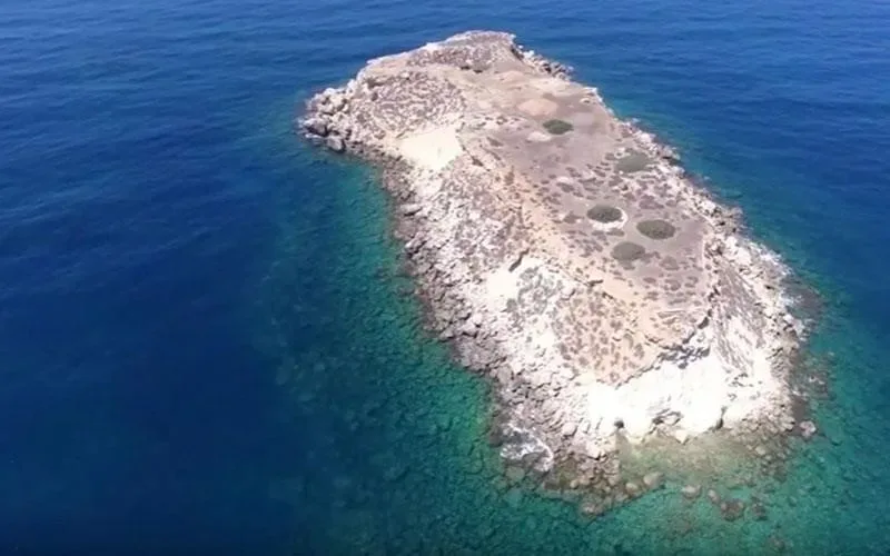 Необитаемый остров Геронисос с окружением бирюзовой прибрежной воды
