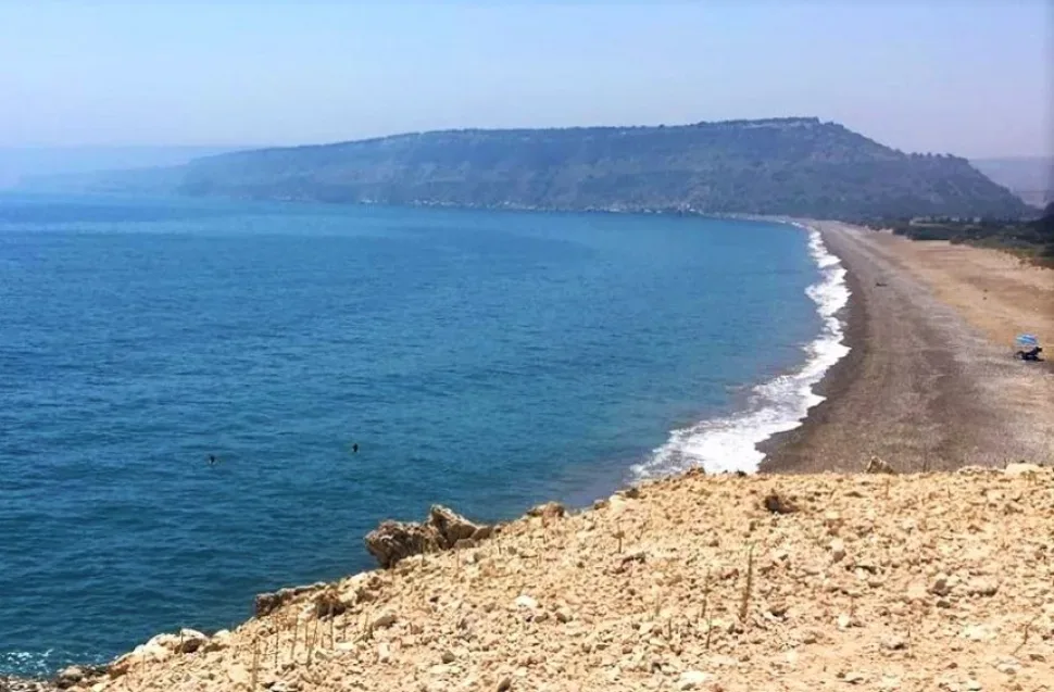 Меловые скалы над морем и прибой у восточного края пляжа Меловые скалы над морем и прибой у восточного края пляжа