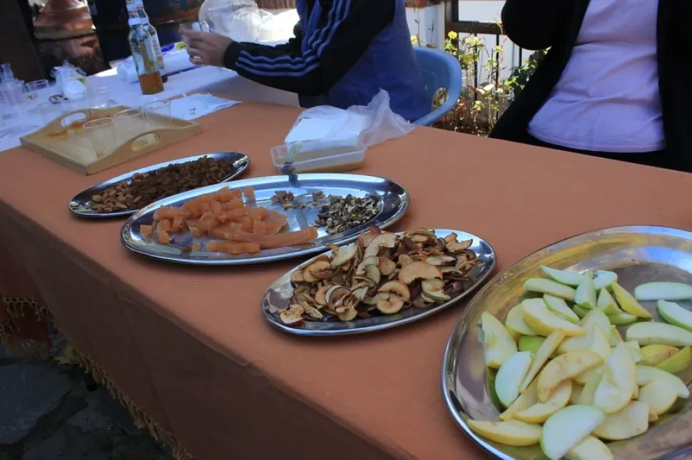 Бутылки с этикеткой ZIBANIA и домашний самогон на ярмарке