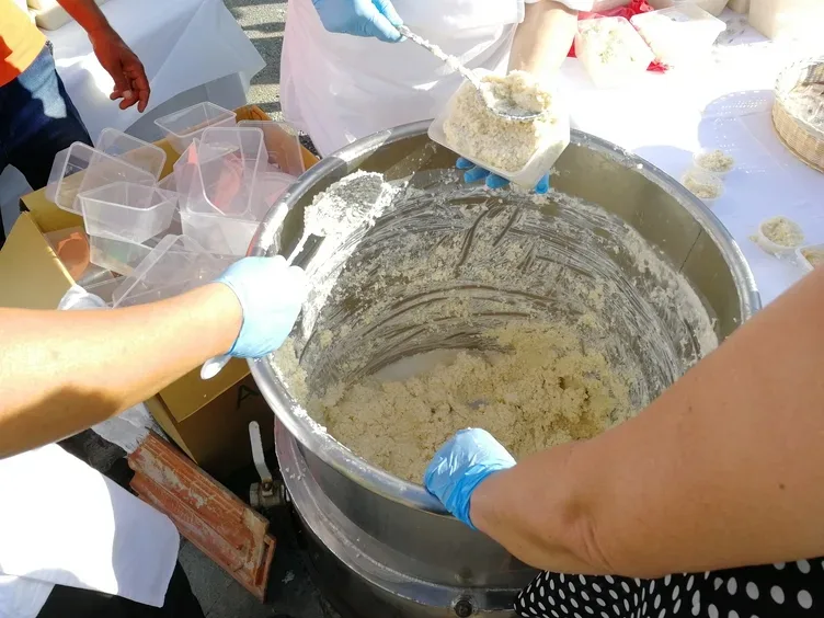 Два мужчины в традиционной кипрской пастушьей одежде с палками