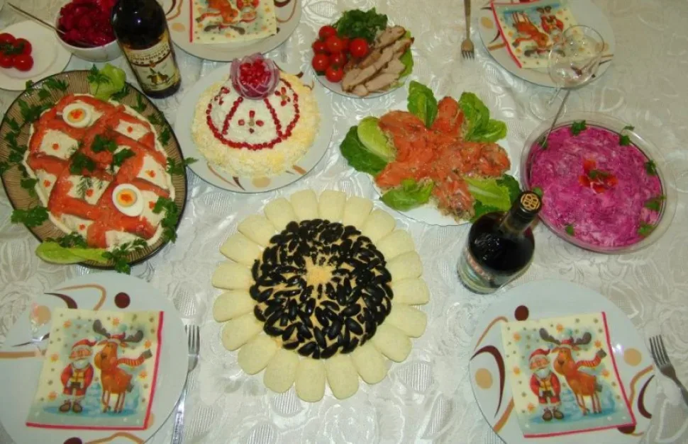 Салат Шапка Мономаха с гранатовыми зернами в праздничной сервировке