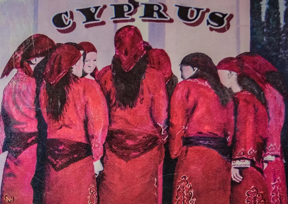 Женщины в красных традиционных костюмах и надпись Cyprus сверху