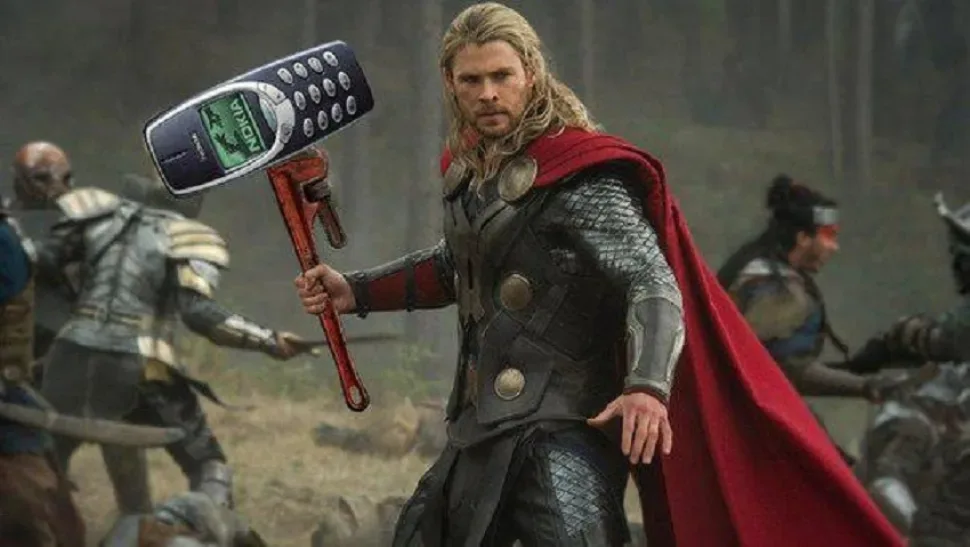 Мем с Тором, держащим молоток и старый телефон Nokia в контексте 90-х
