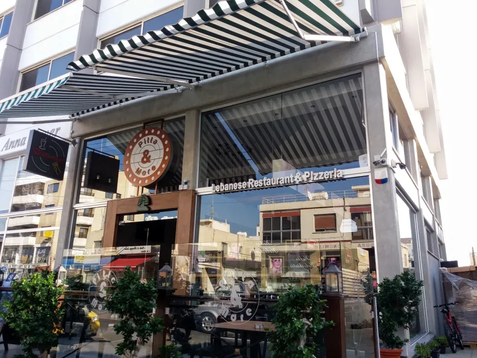 Ливанская кафешка с кебабами и вывеской Lebanese Restaurant & Pizzeria Ливанская кафешка с кебабами и вывеской Lebanese Restaurant & Pizzeria