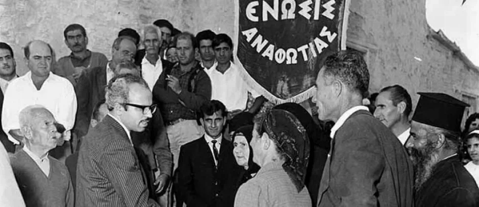 Черно-белая фотография деревенской площади с собравшимися жителями Черно-белая фотография деревенской площади с собравшимися жителями