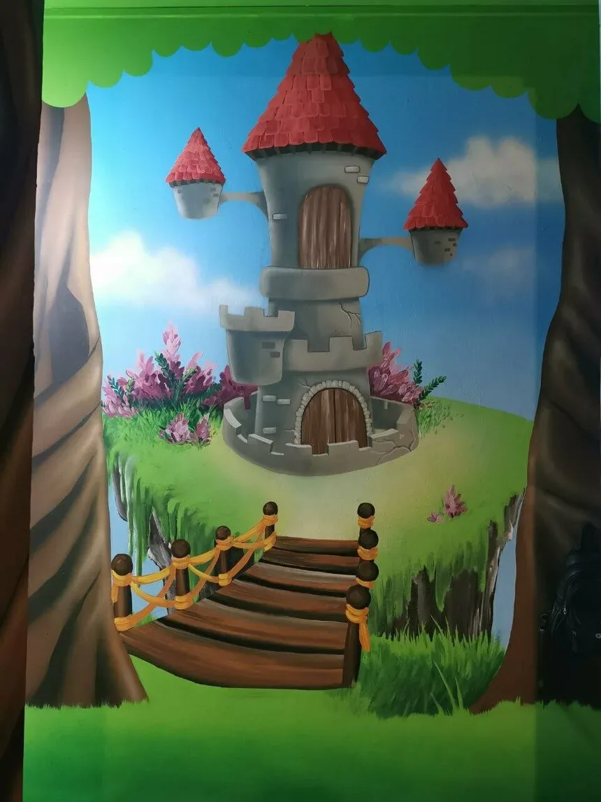Яркое здание детского сада DreamWonder с вывеской над входом Яркое здание детского сада DreamWonder с вывеской над входом