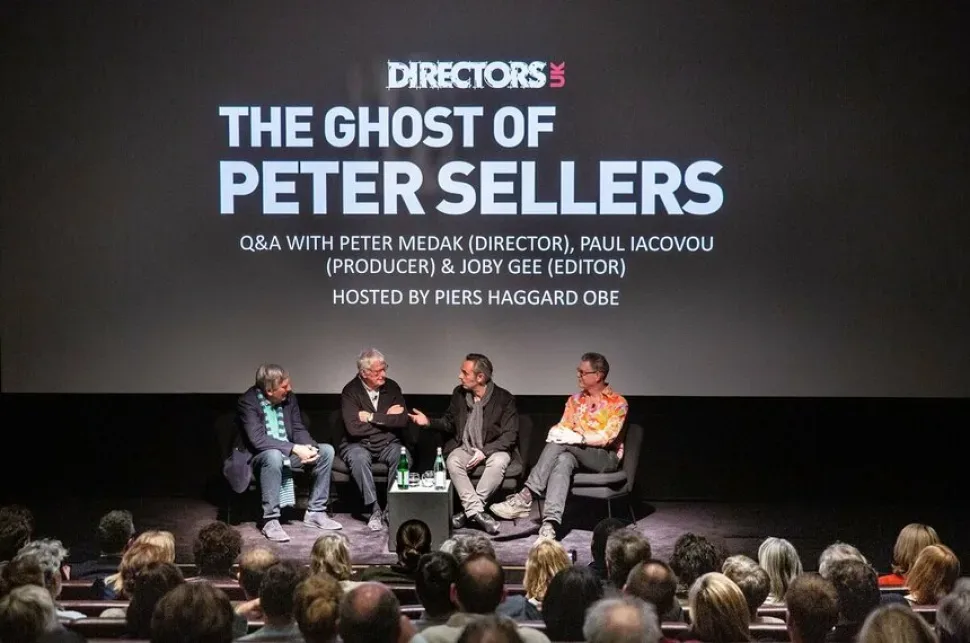 Панельная встреча с показом названия «The Ghost of Peter Sellers» на экране