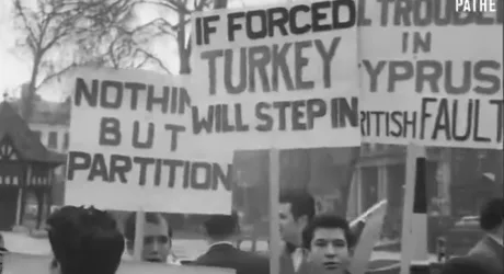 Турко-киприоты маршируют по Лондону в 1958 году, требуя раздела Кипра.